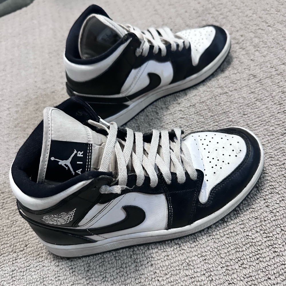 Jordan Men's Black and White Sneakers